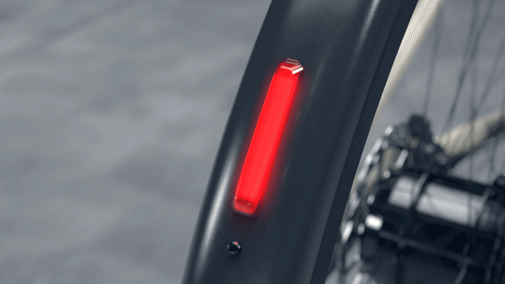 Integriertes rotes Licht am Fahrradkotflügel.