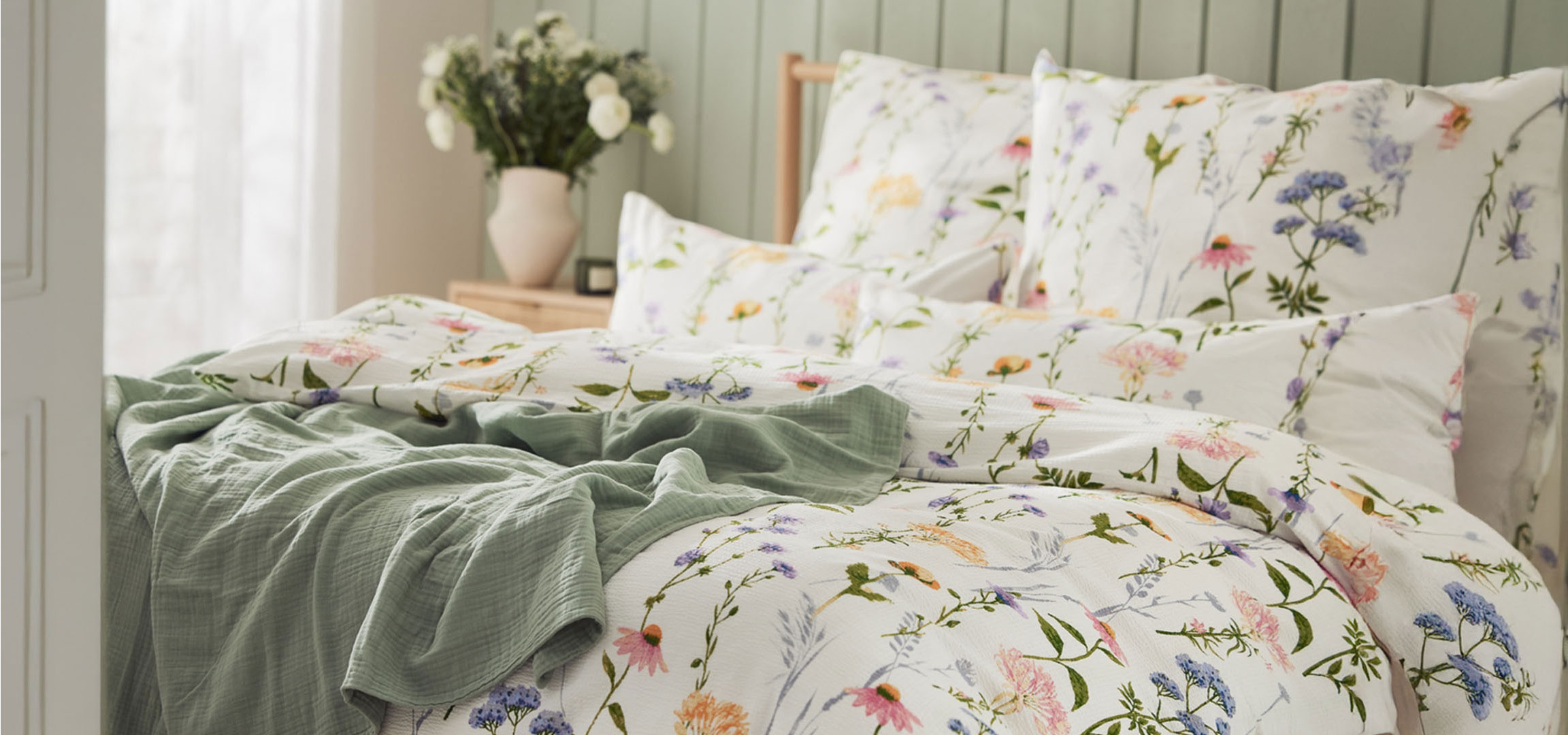 Blumenbettwäsche und Decke.