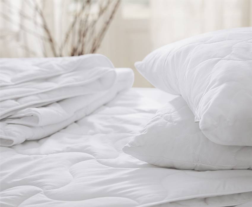 Kissen und Bettdecke.