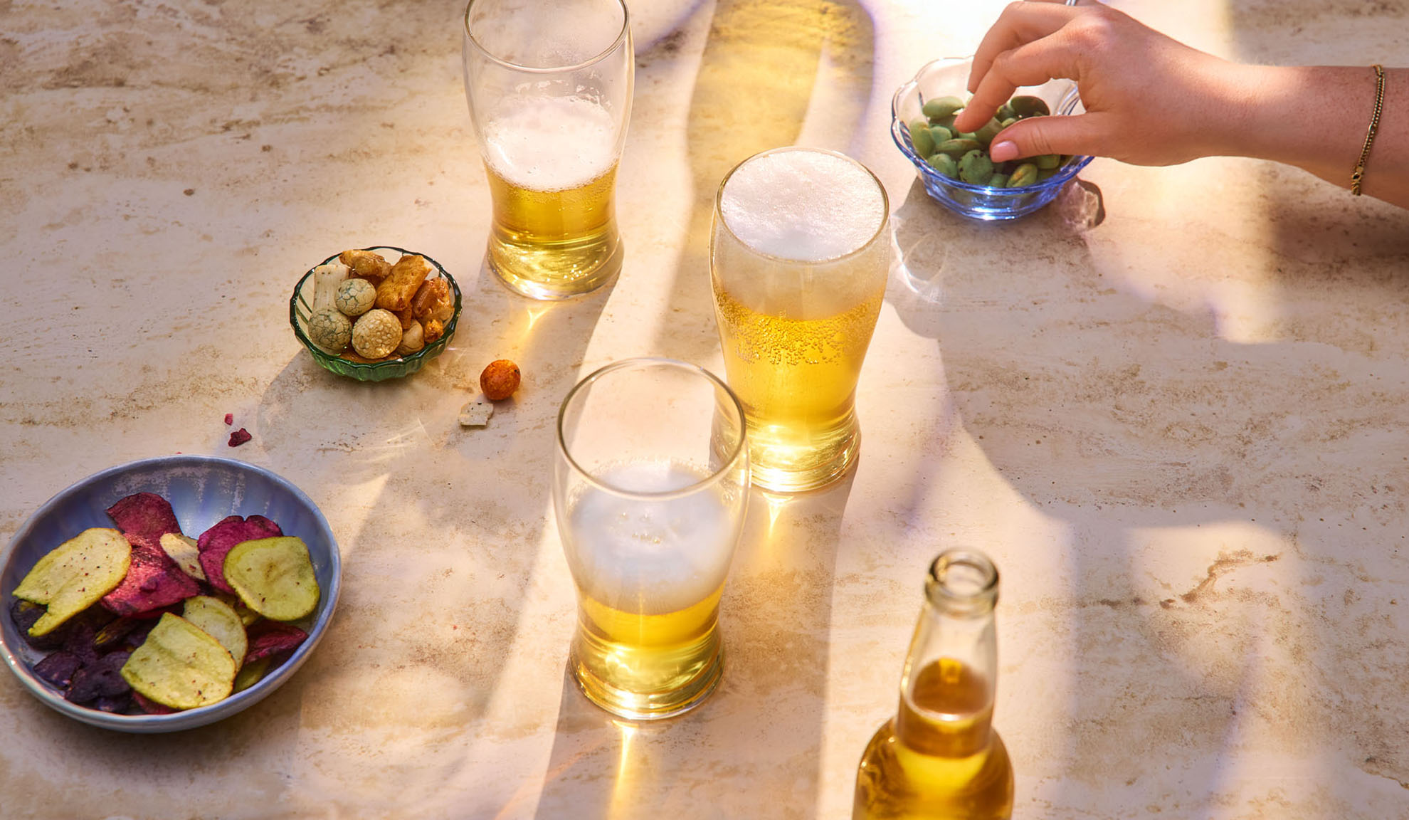 Bier, Snacks und Chips im Freien.