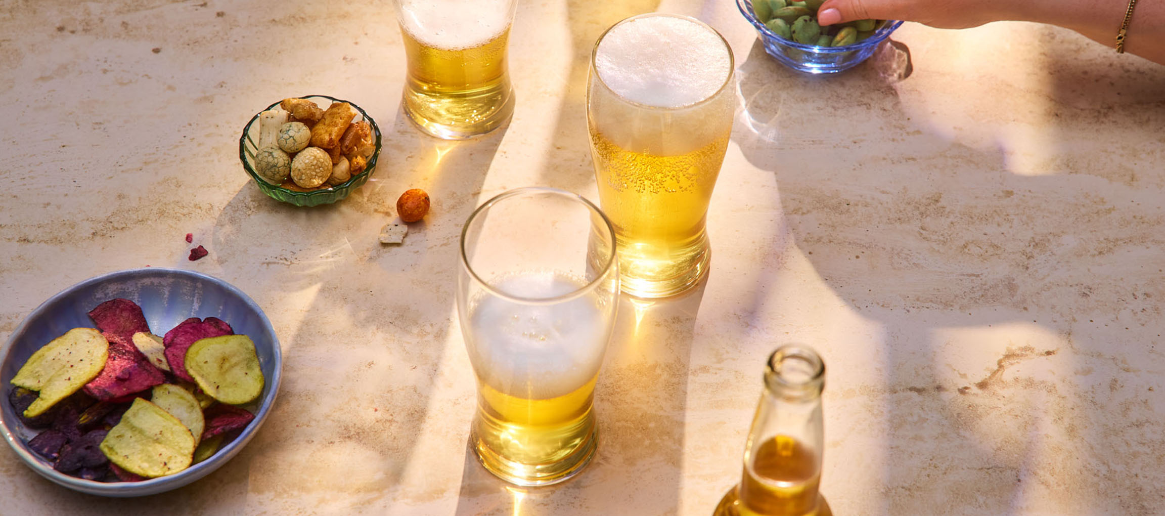 Bier, Snacks und Chips im Freien.