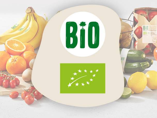 Bio Obst und Gemüse: Bananen, Orangen, Tomaten, Zucchini.