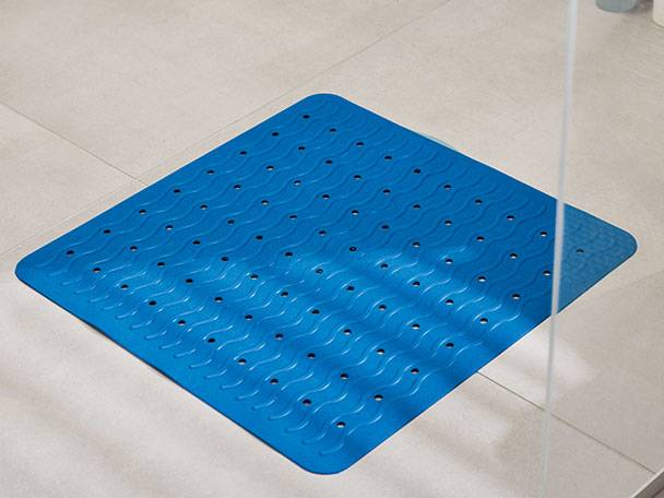 Blaue Duschmatte mit Wellenmuster.
