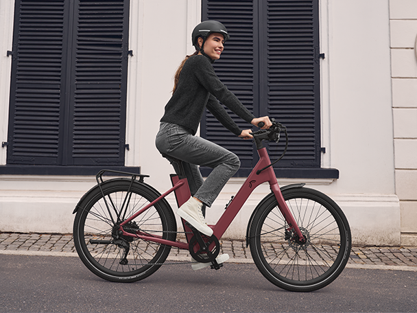 Frau auf einem E-Bike.