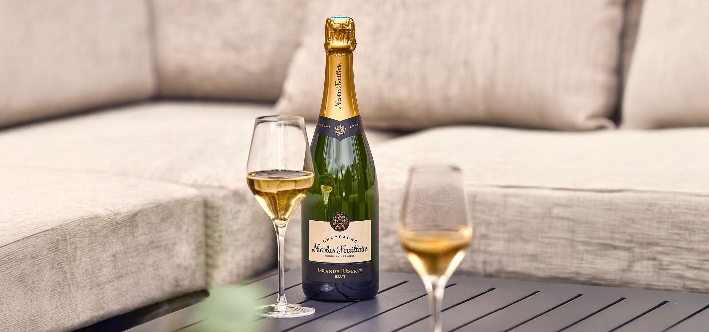 Nicolas Feuillatte Champagner und Glas im Freien.