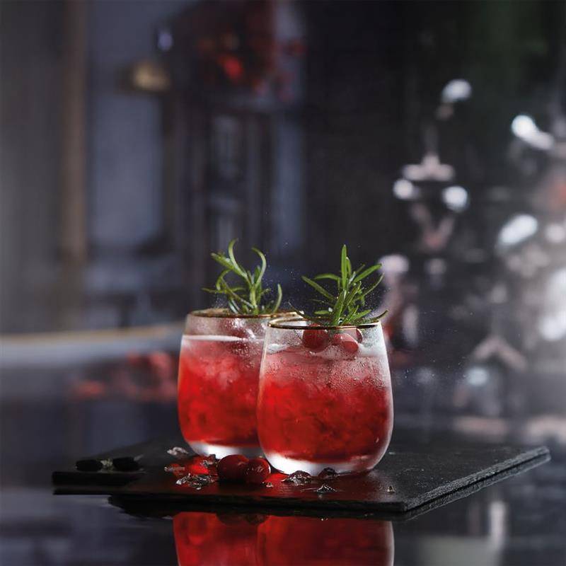 Cranberry-Cocktails in Gläsern.