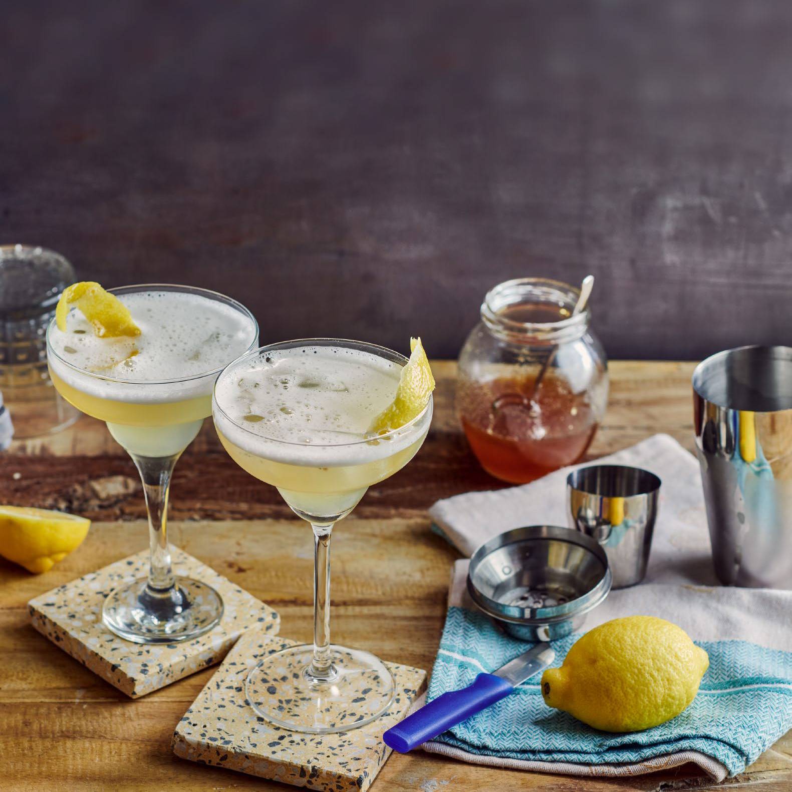 Zwei Cocktails mit Zitrone und Honig.
