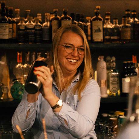 Barkeeper mixt Cocktails mit einem Shaker.