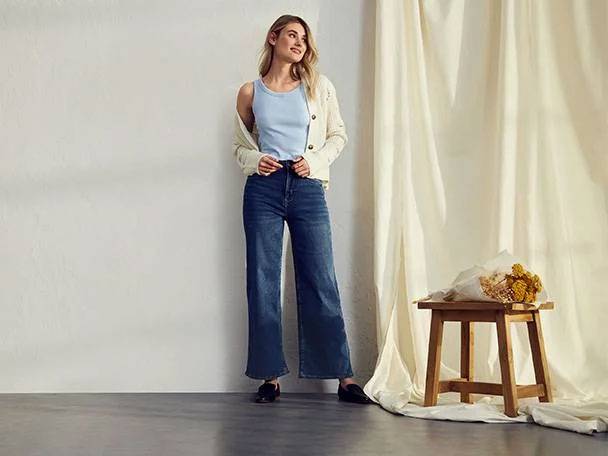 Jeans, Top und Cardigan.