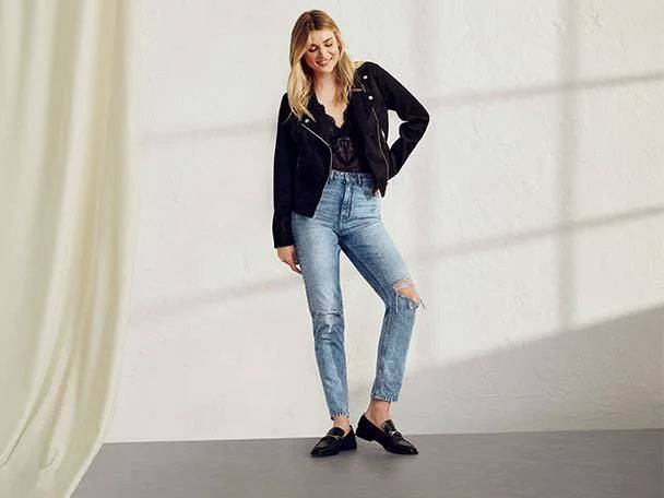 Jacke, Jeans und Loafer.