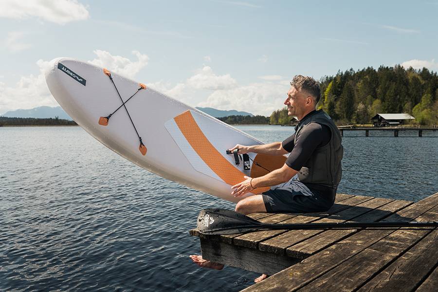 Aquamarina Stand-Up-Paddleboard und Paddel am See.