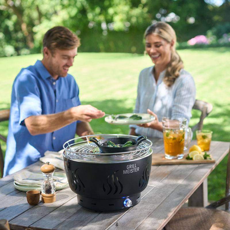 Grill Meister Elektrogrill mit Zubehör, im Freien.