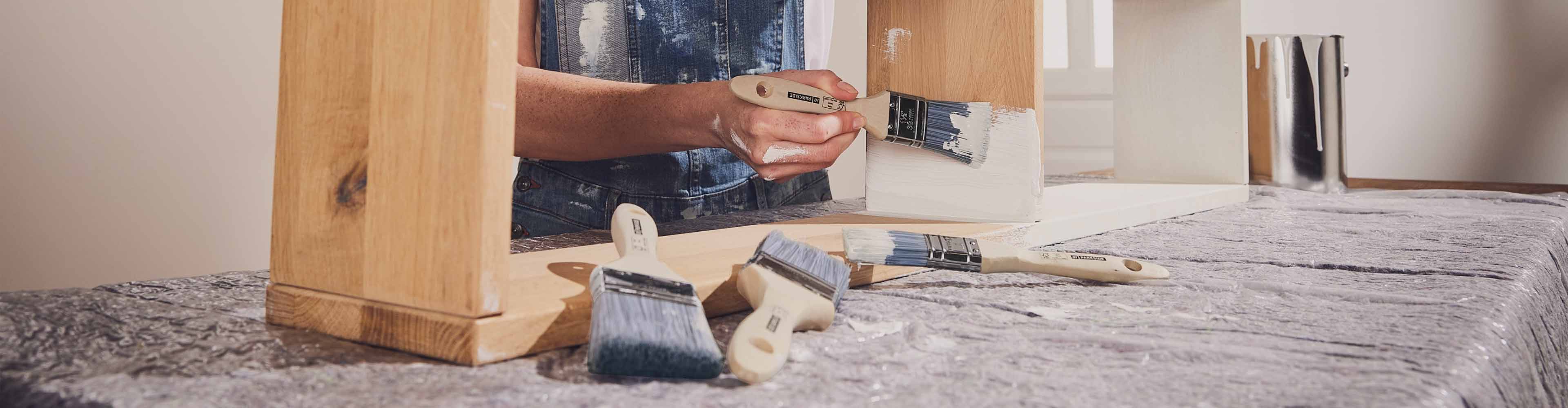 Holz Möbel mit Pinseln streichen.