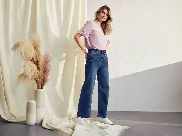 Jeans und Bluse.