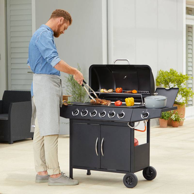 Sechs-Brenner-Gasgrill mit Wagen und Zubehör.