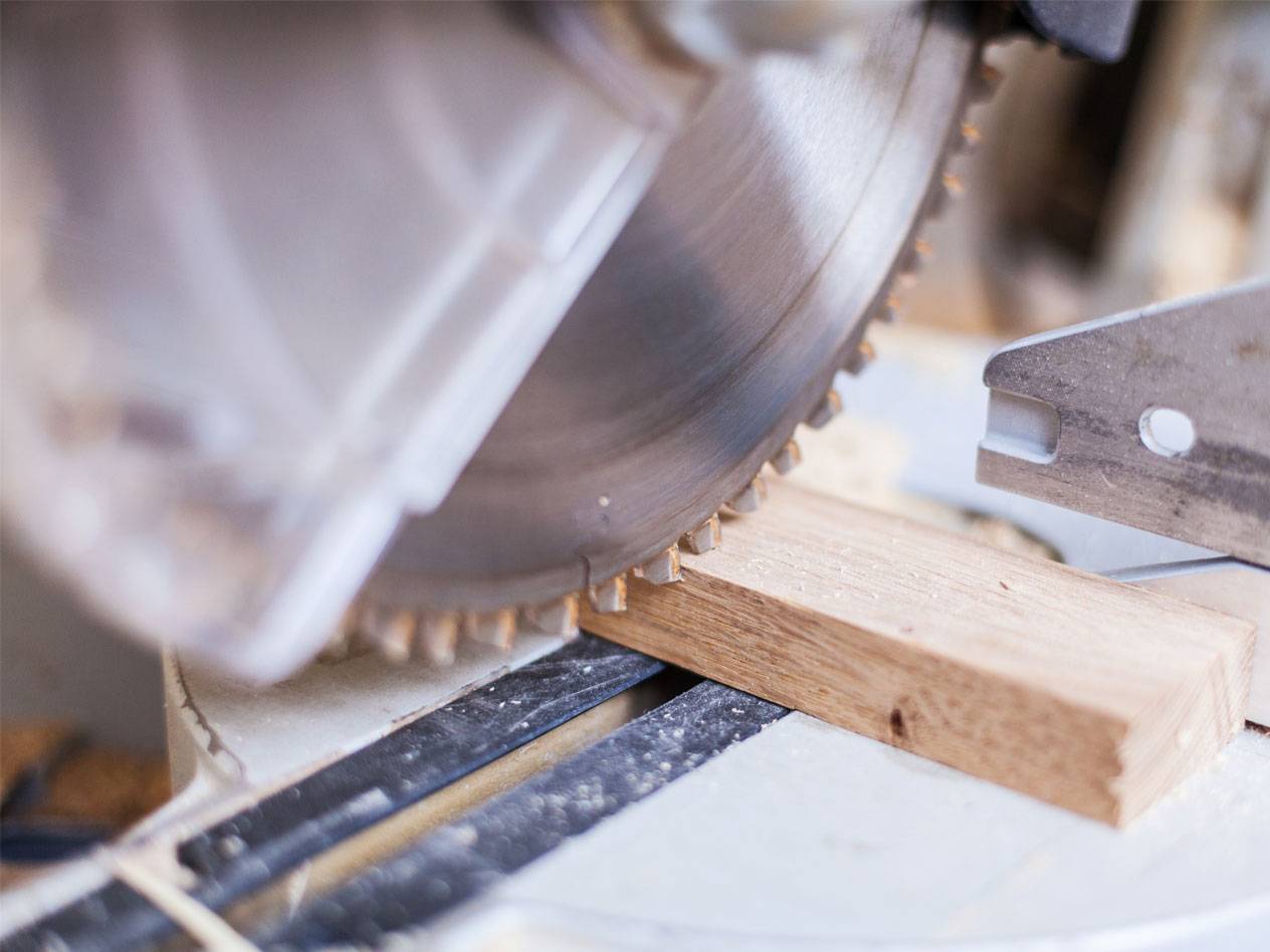 Holz wird mit einer Kreissäge geschnitten.