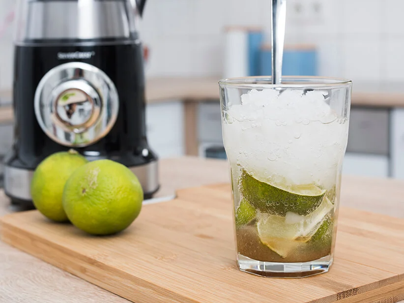 Mixer und ein Limettengetränk mit Eis.