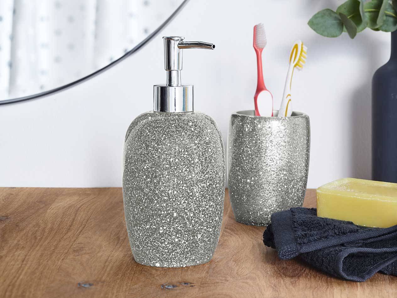 Silberner Seifenspender und Bürstenhalter.