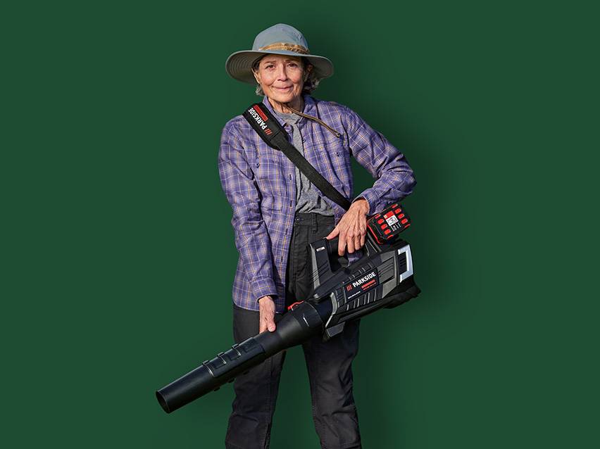 Frau mit Parkside Akku-Laubbläser.