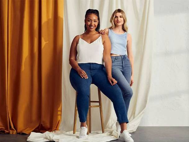 Jeans und Tops: Models in Jeans und Oberteilen.