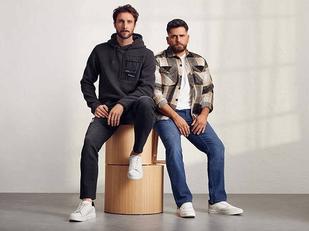 Herrenmode: Jeans und Hoodies.