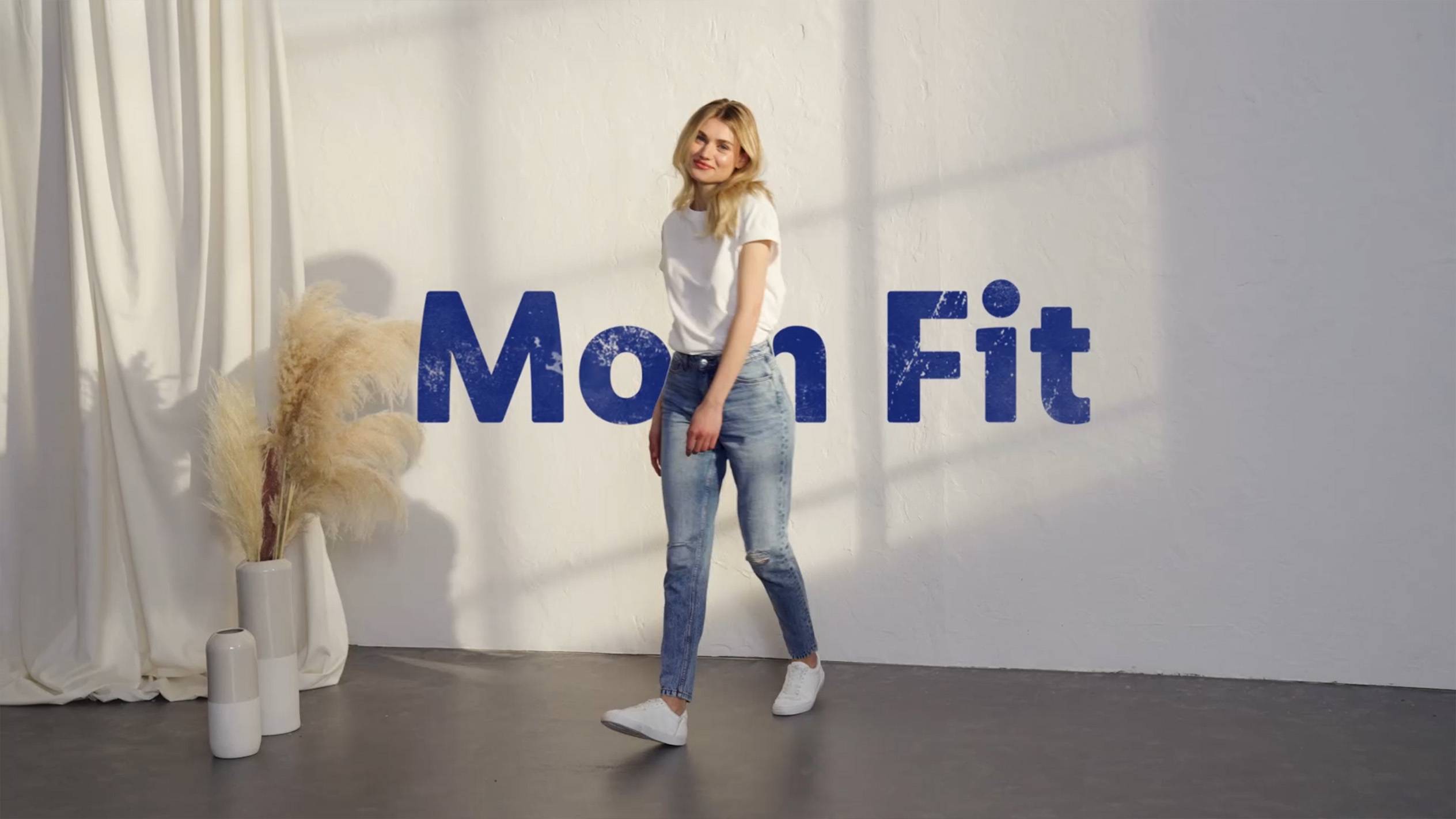 Frau in Moon Fit Jeans und T-Shirt.