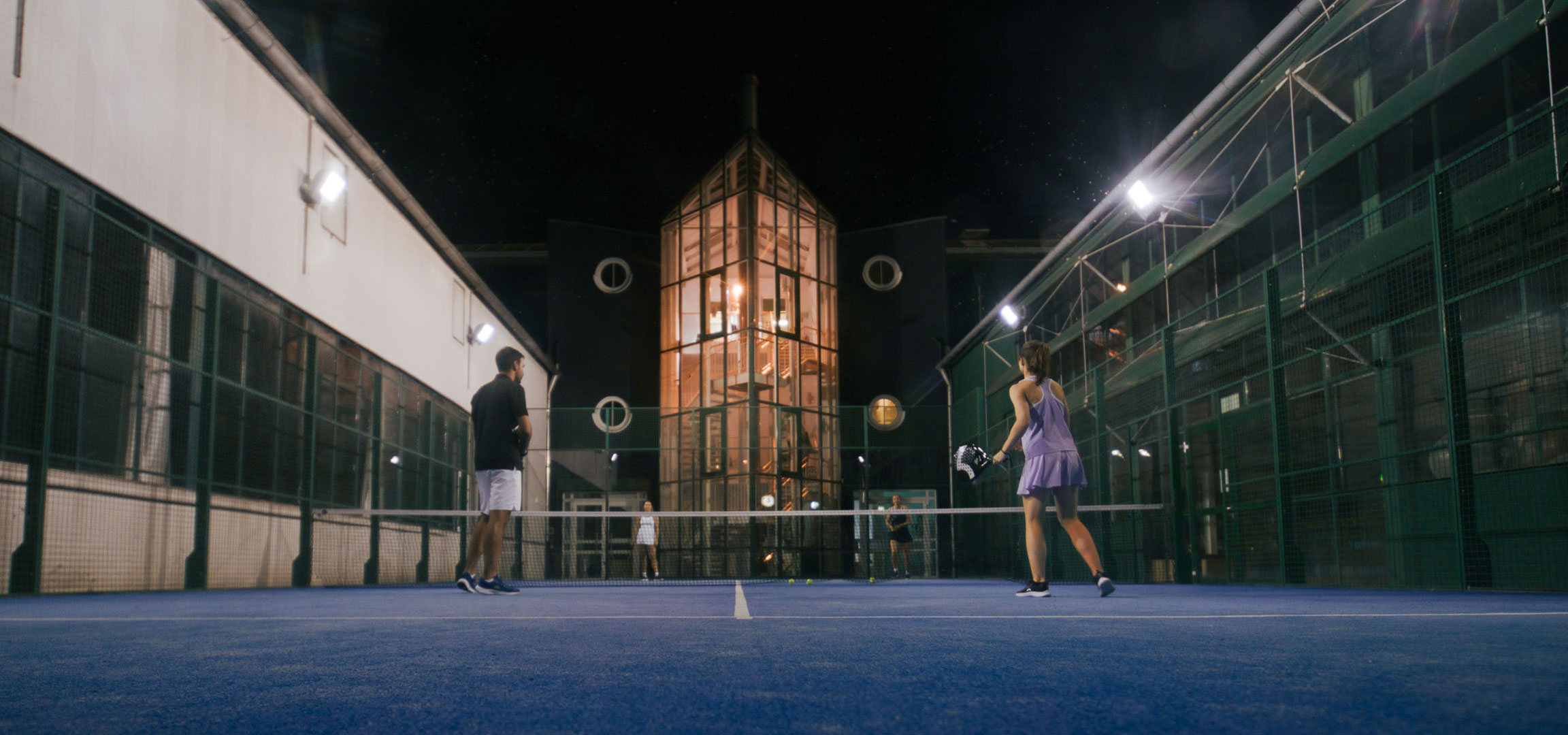 Padel-Spiel bei Nacht.