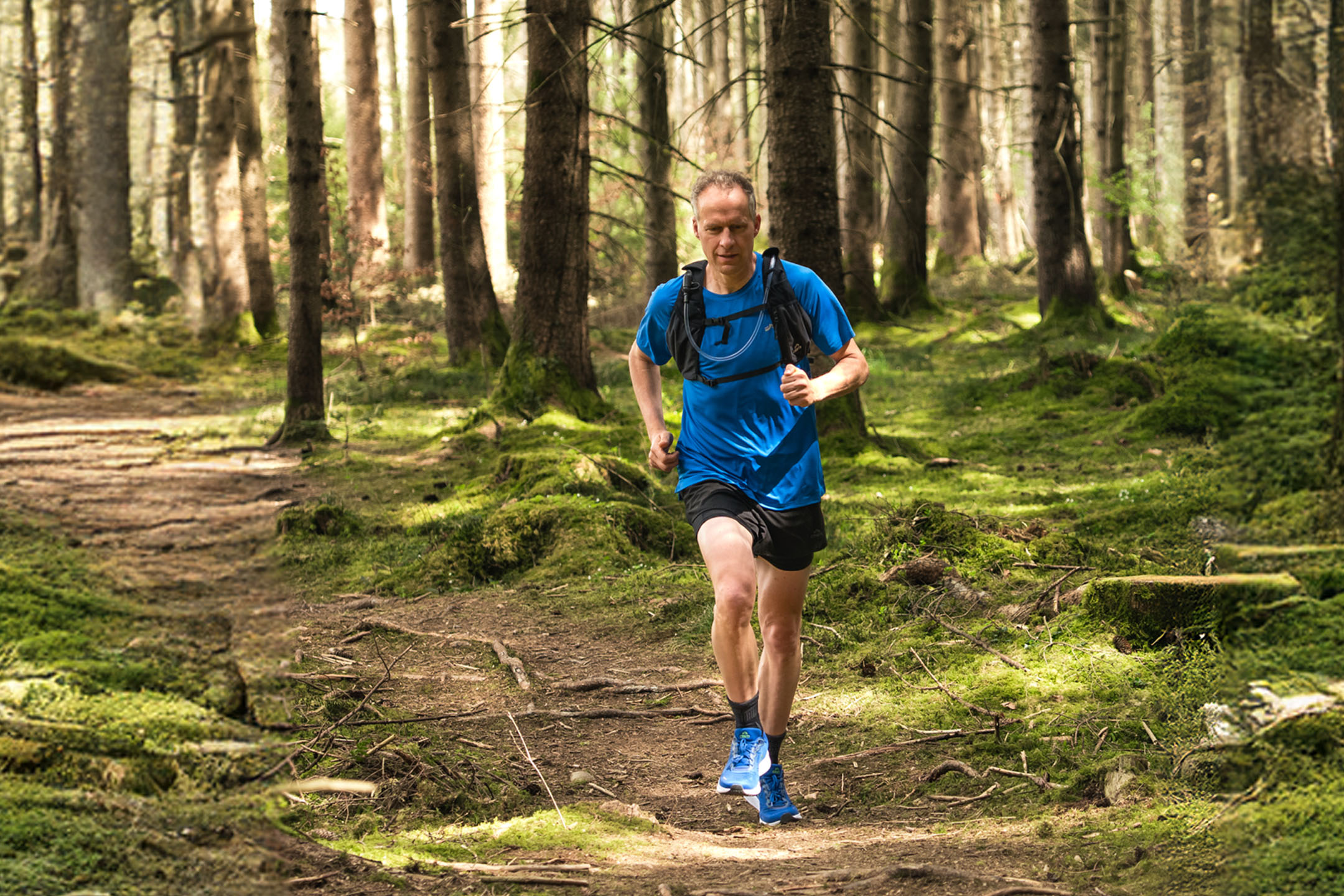 Trailrunning: Mann läuft im Wald.