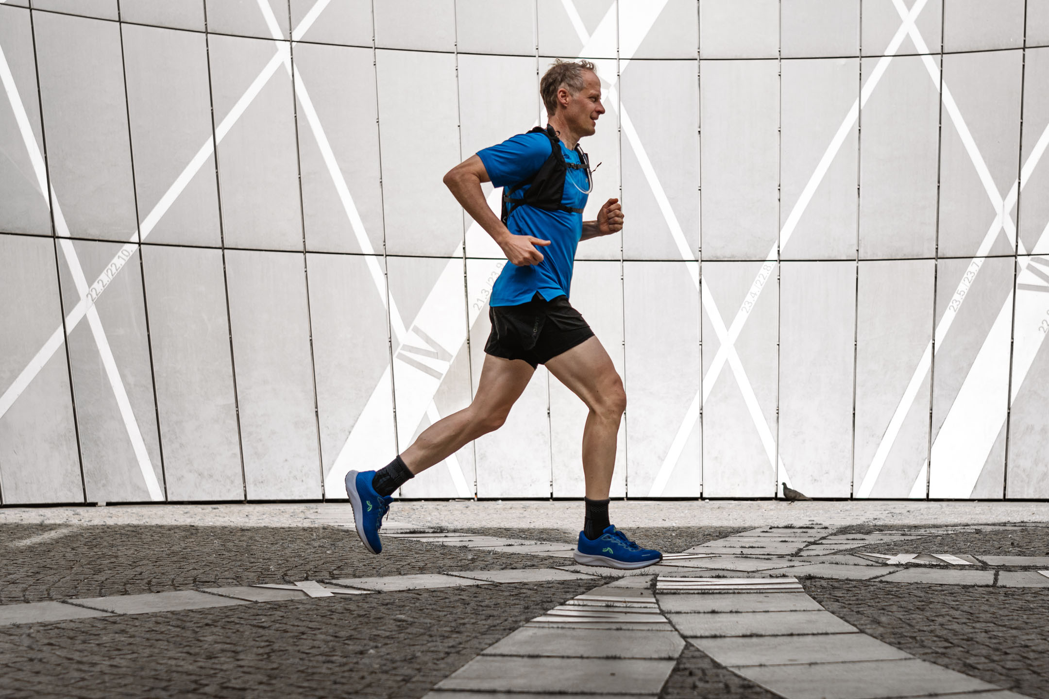 Mann läuft in Laufschuhen.