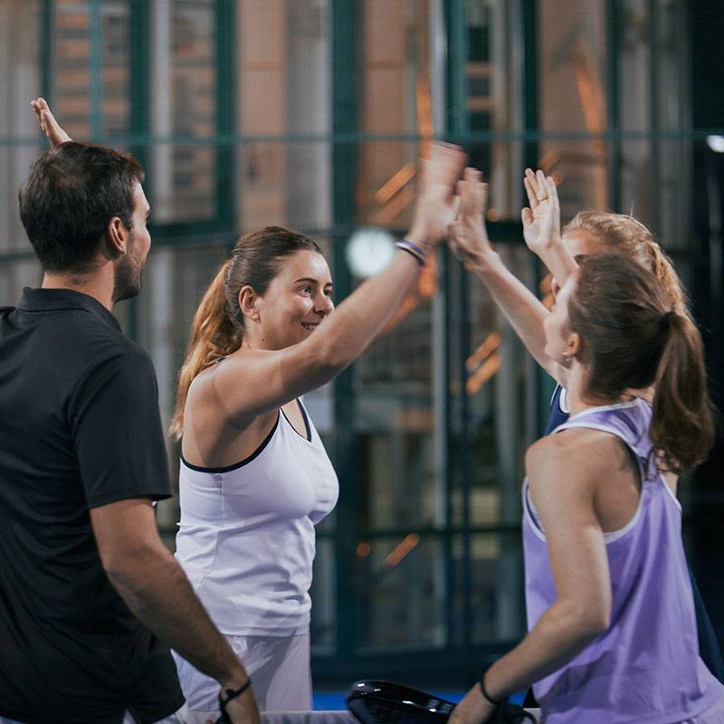 Padelspielerinnen feiern einen Sieg.