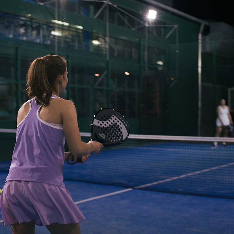 Padel: Frau mit Schläger auf dem Platz.