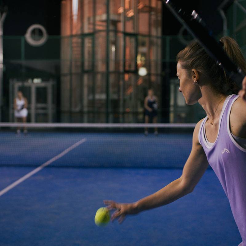 Padeltennis: Spielerin mit Schläger, Bällen