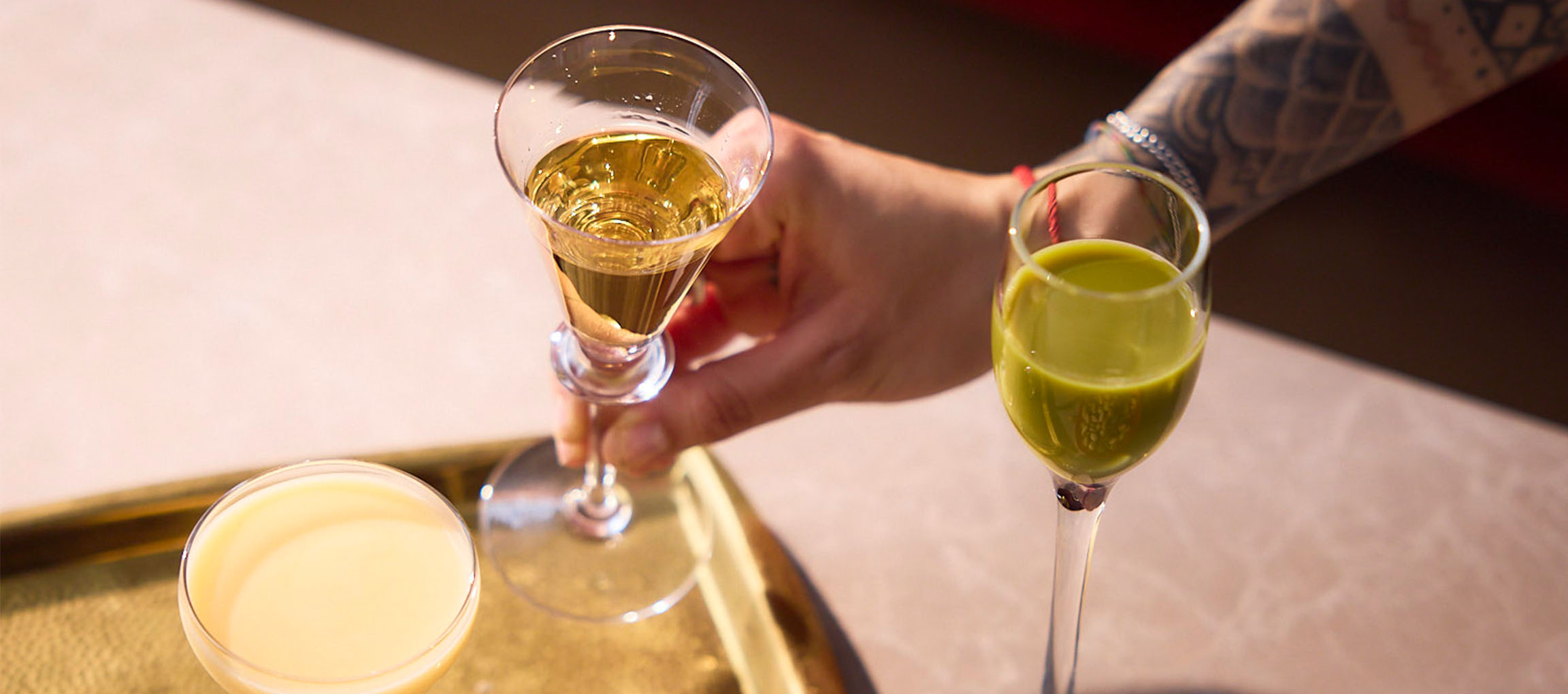 Getränke: gelber Likör, grüner Likör, Sahne.