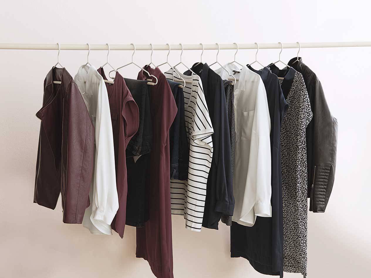 Lederjacke, schwarz-weiße Kleider und Blusen.