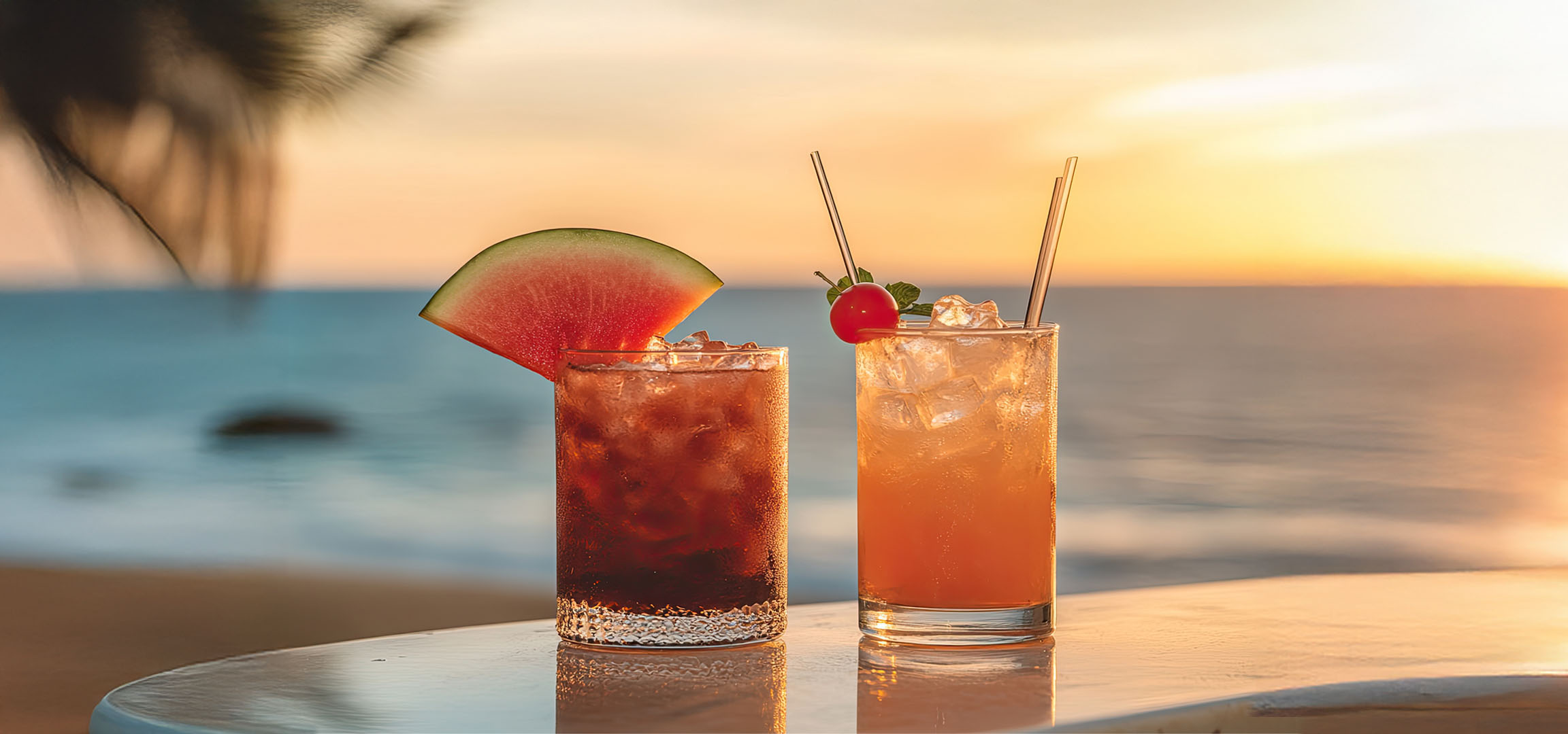 Zwei Cocktails am Strand bei Sonnenuntergang.