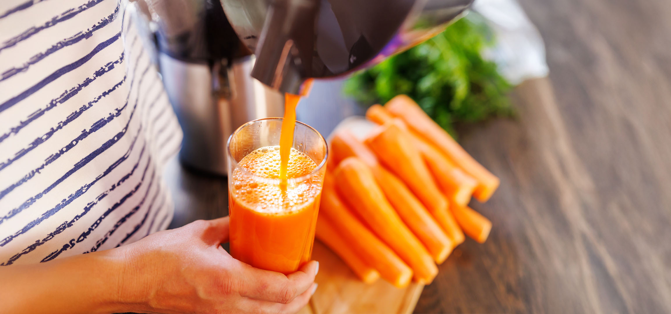 Frisch gepresster Karottensaft im Glas.