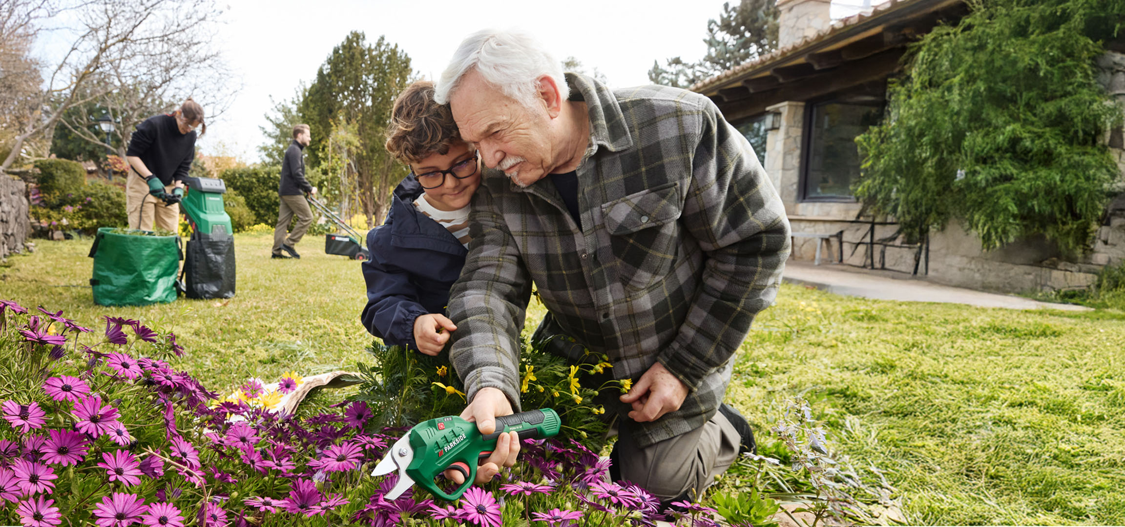 Gartenarbeit mit Parkside elektrischer Gartenschere und Menschen im Garten.