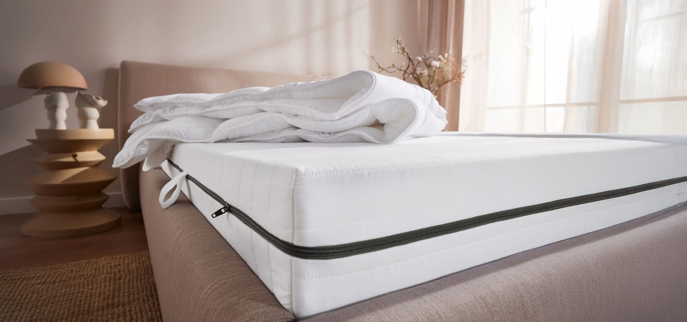 Matratze und Bettdecke im minimalistischen Stil.