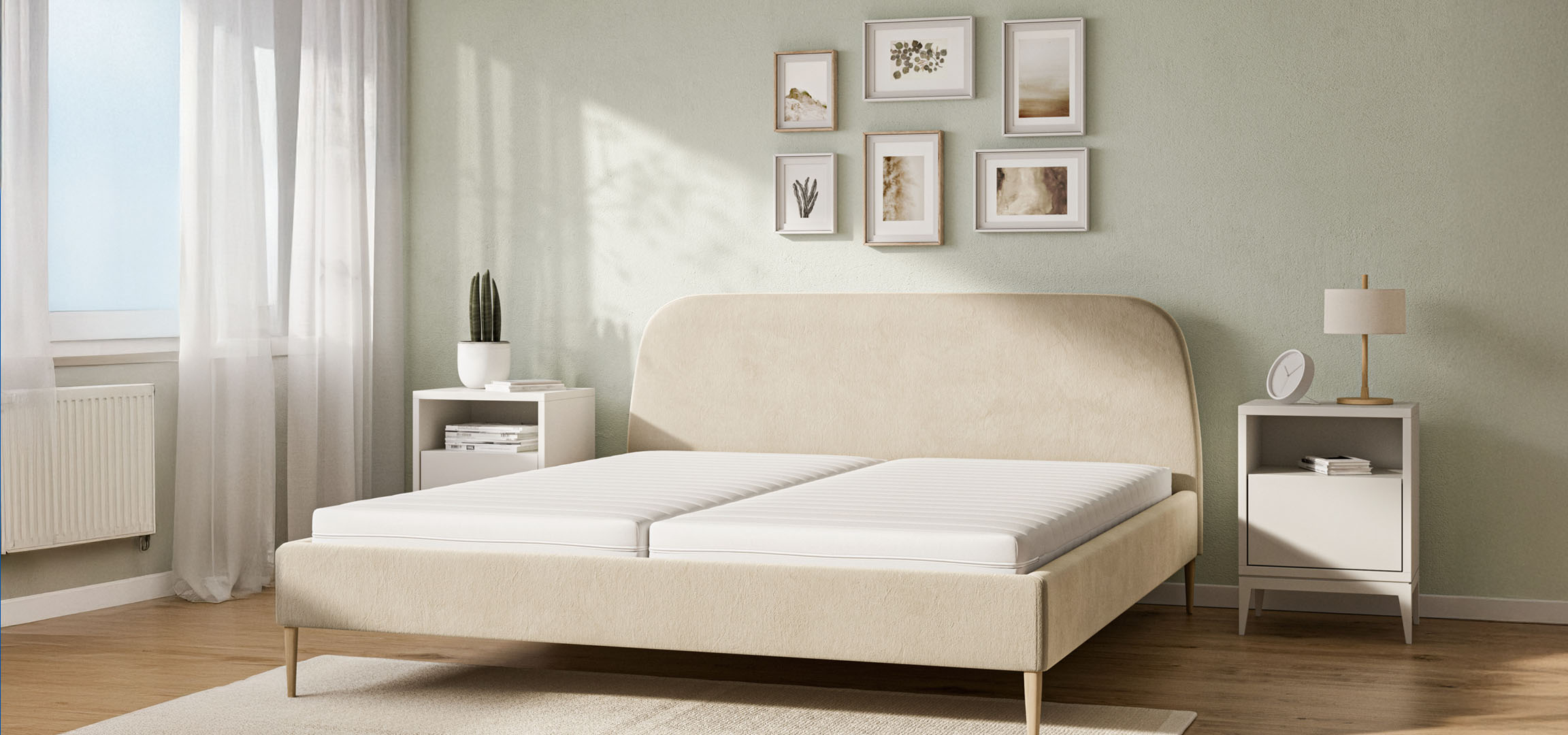 Beige Bett mit Matratze im Schlafzimmer.