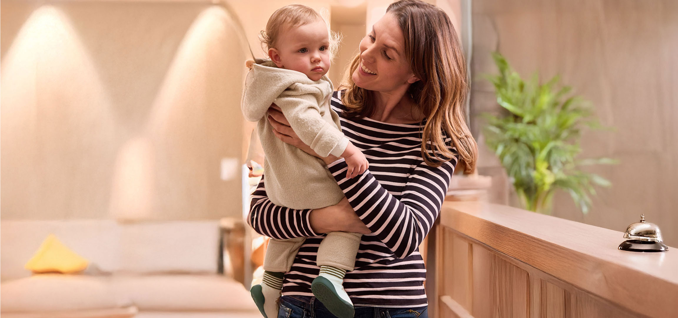 Mutter hält Baby im Hotel.