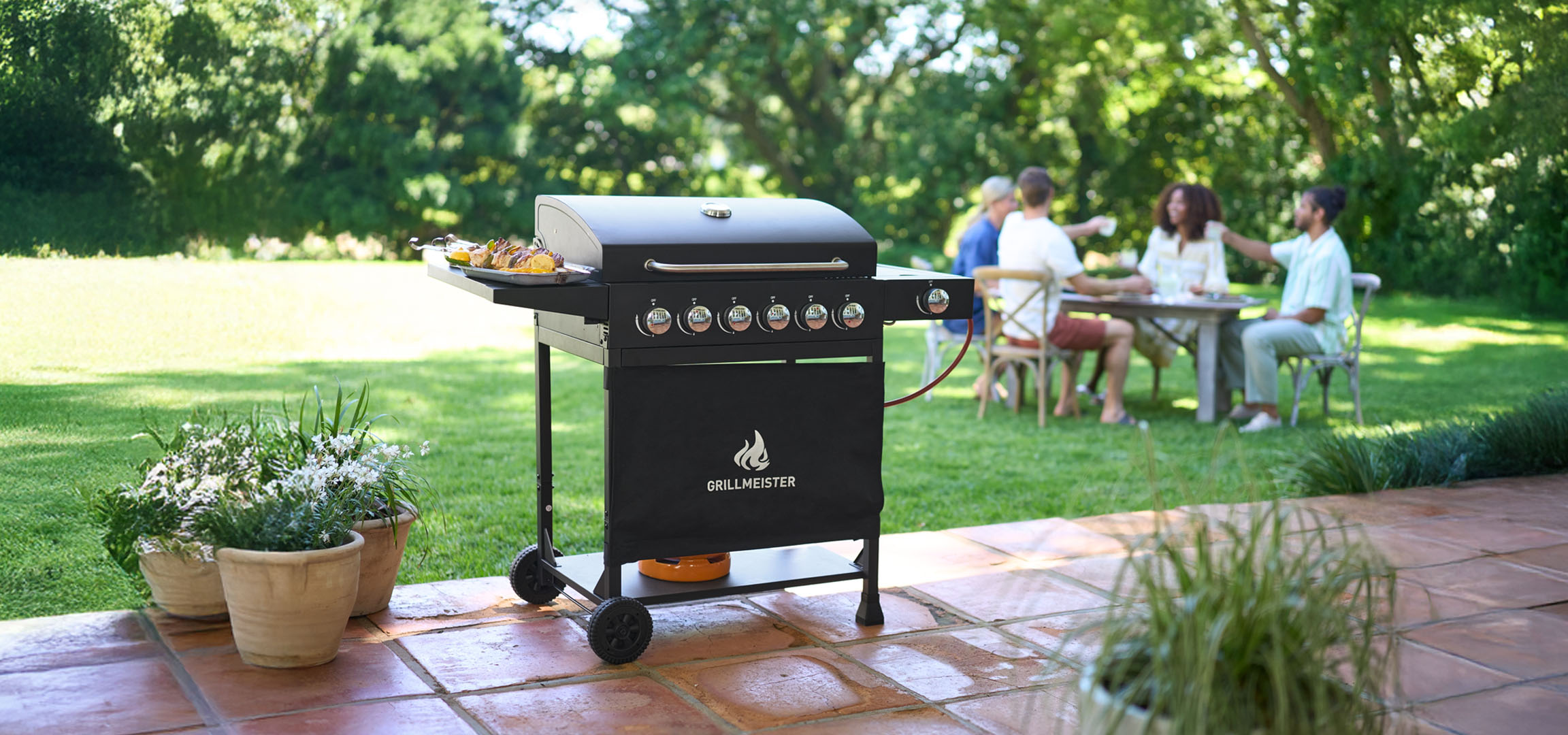 Grillmeister Gasgrill mit Spieß, im Garten.