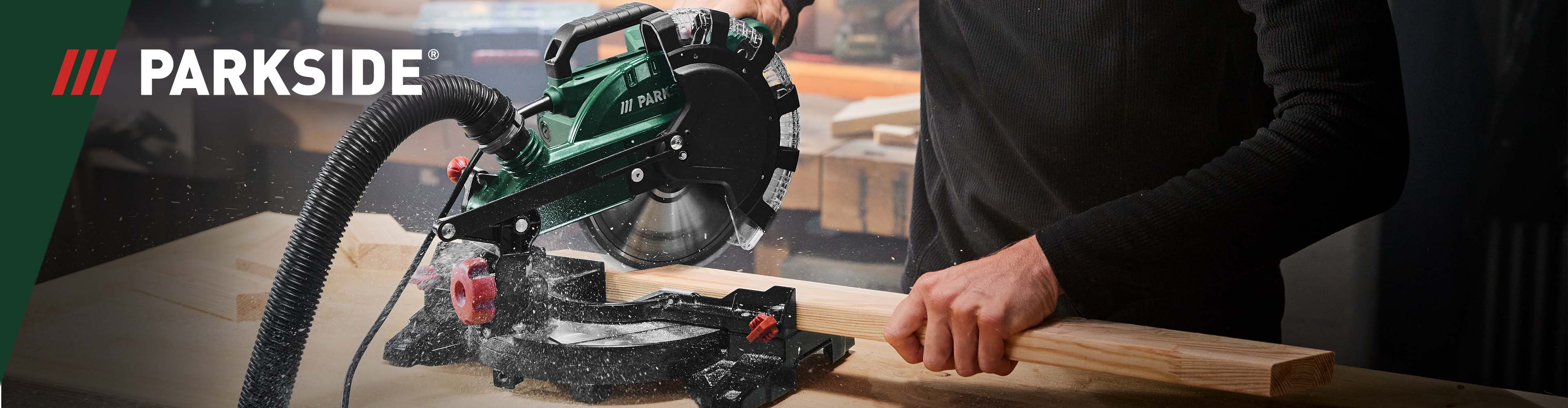 Parkside Kreissäge schneidet Holz.