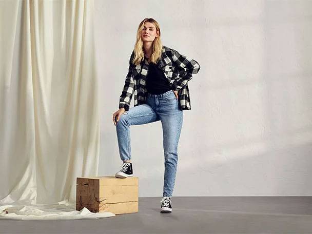 Jeans und kariertes Hemd.