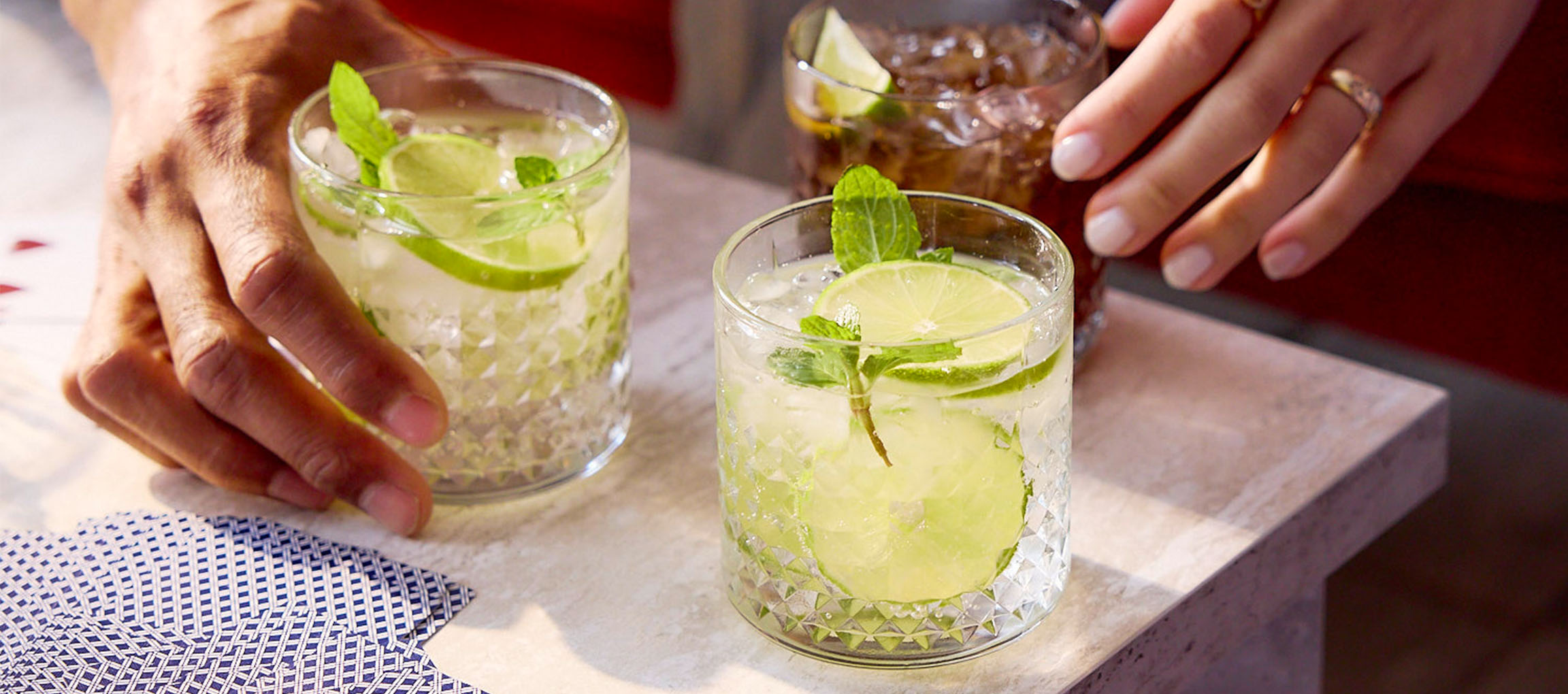 Limetten- und Minzcocktails.