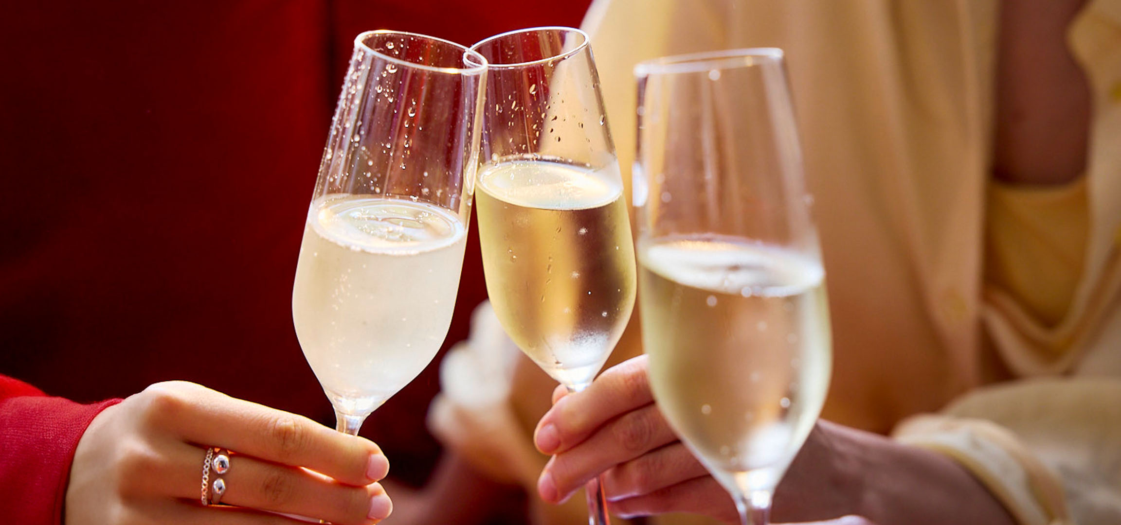 Zwei Champagnergläser stoßen an.