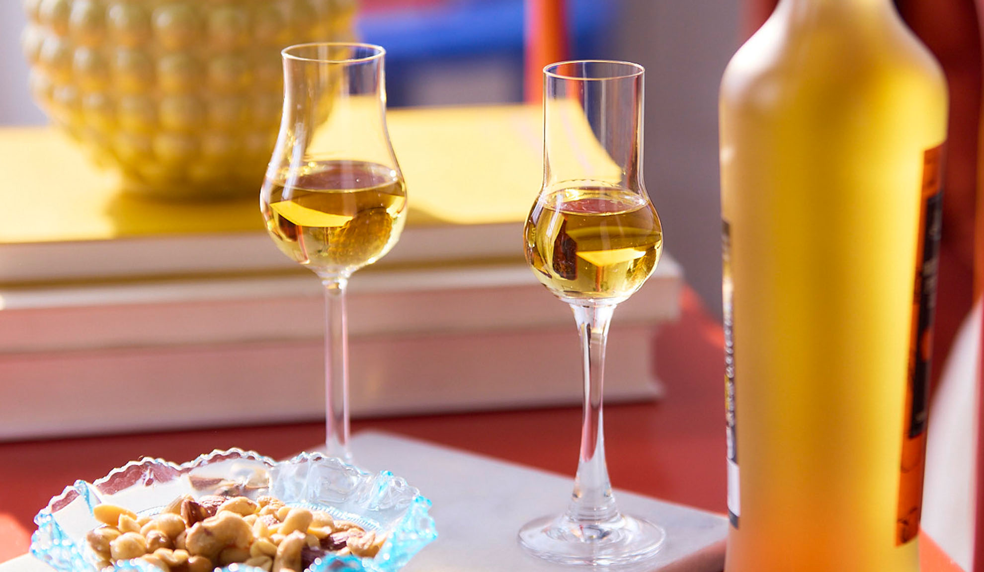 Likör in Gläsern, Nüsse.