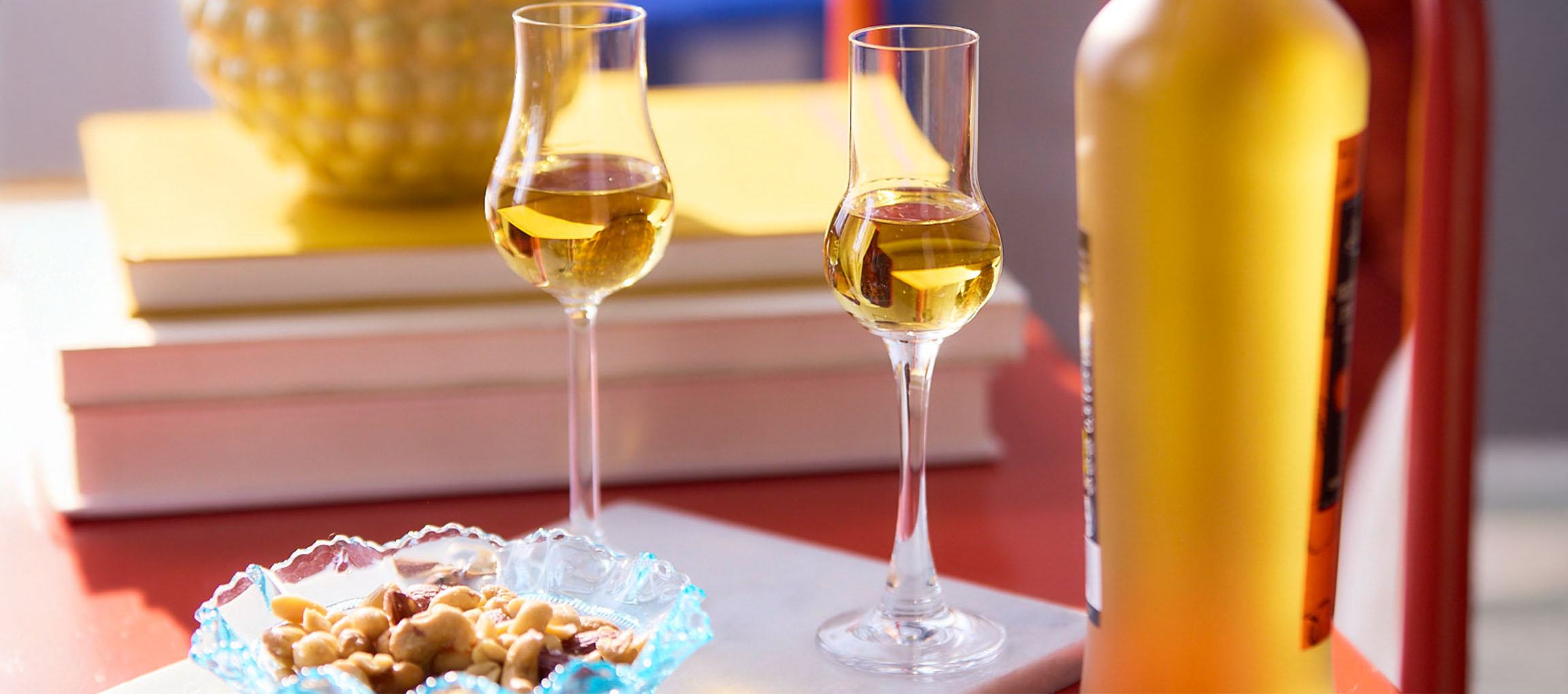 Likör, Nüsse, Gläser.