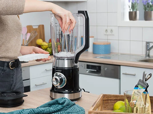 Blender und Eiswürfel in der Küche.