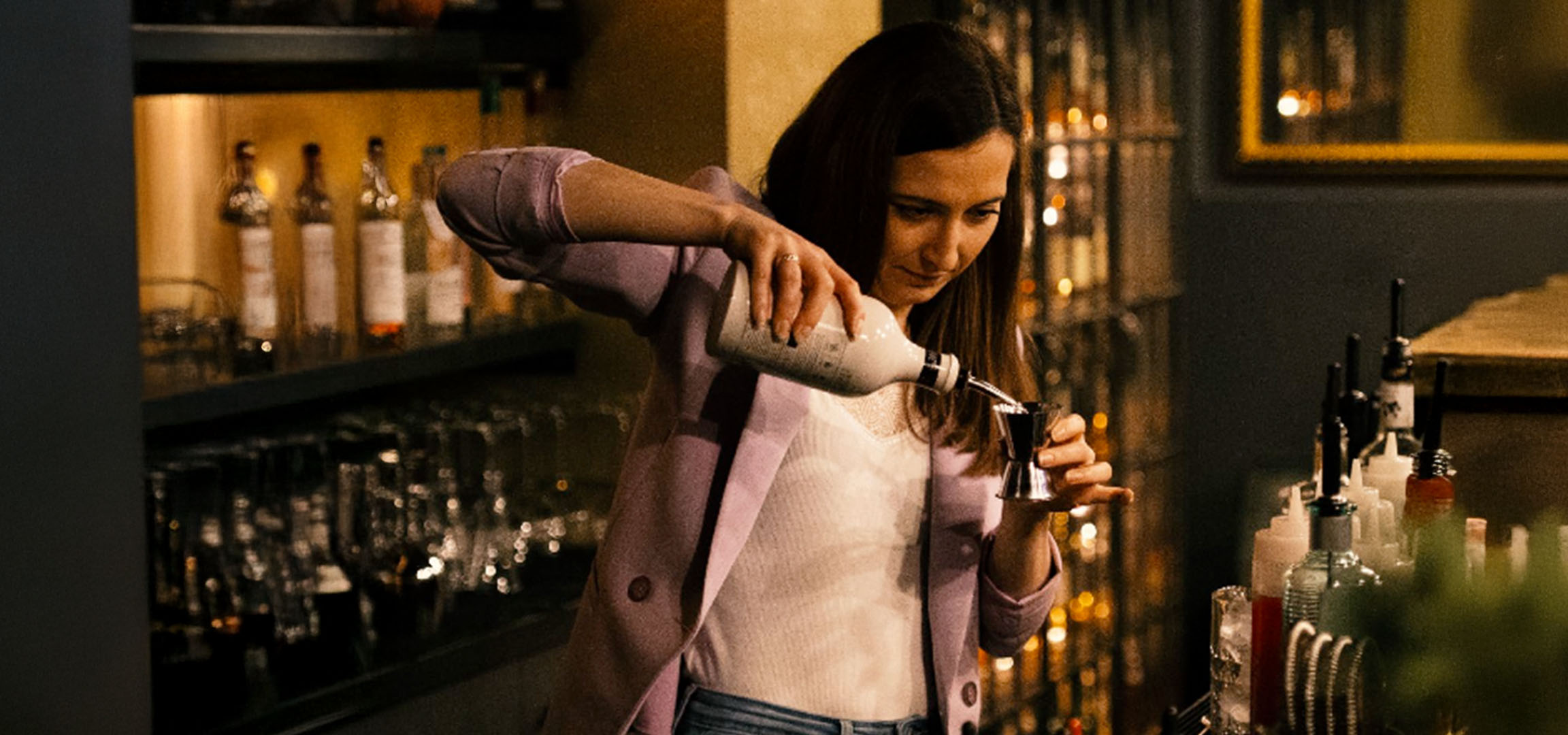 Barkeeper mixt Cocktails in einer stylischen Bar.