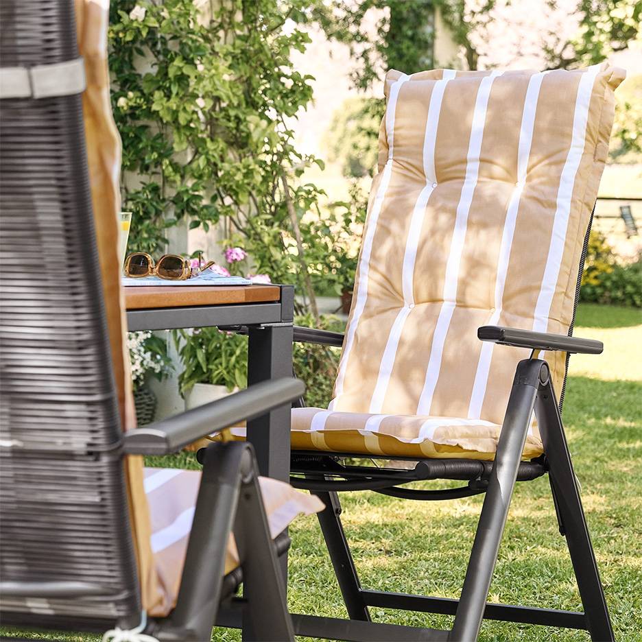 Klappstühle für den Garten mit gestreiften Kissen.